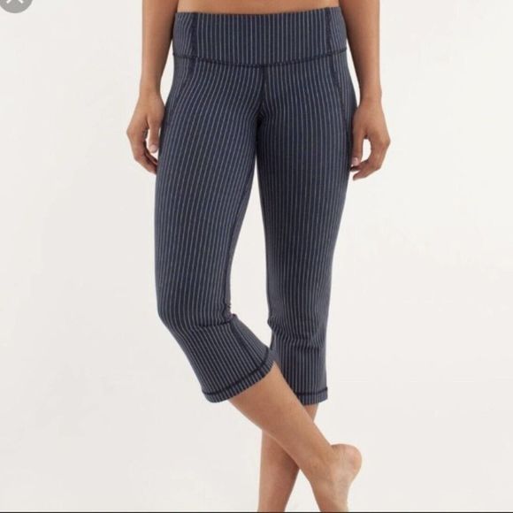 Lululemon Womens 4 Gather and Crow Legging Capri Split Calf Blue Pinstripe EUC‎ - Picture 1 of 11